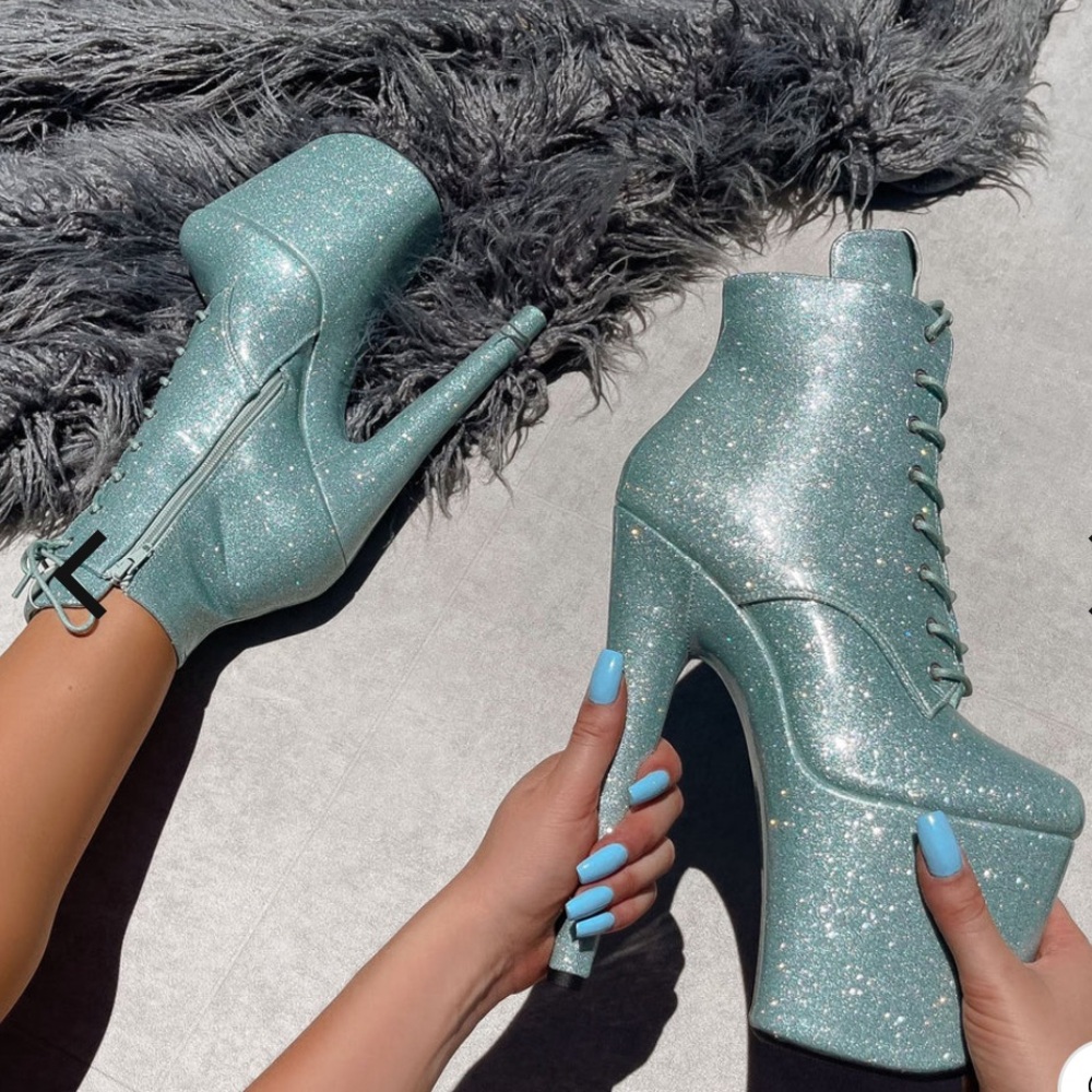 NIB Hella Heels Ice Ice Baby size 8